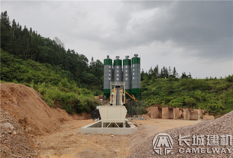 云南客戶采購的長城hzs120攪拌站設(shè)備安裝現(xiàn)場