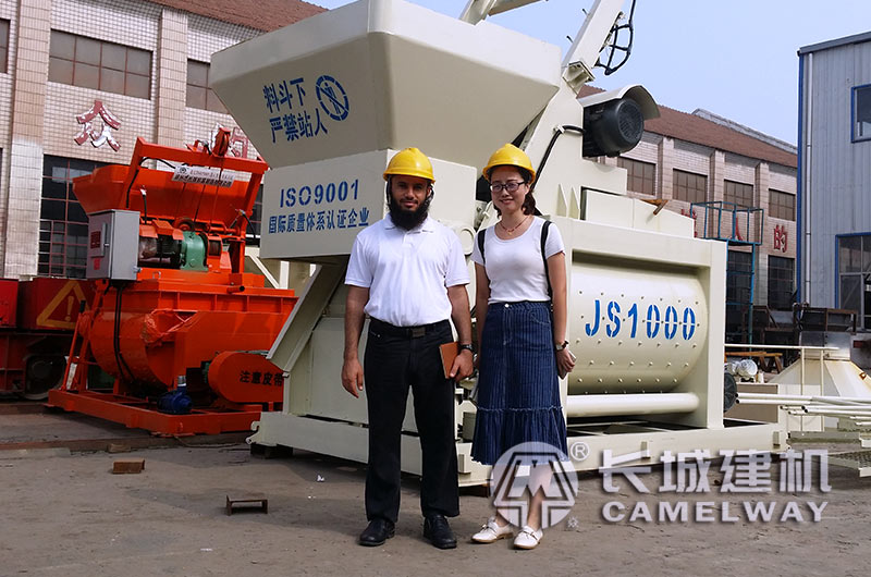 客戶來(lái)長(zhǎng)城建機(jī)廠家參觀